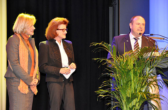 Die Regierungspräsidentin Gisela Walsken (Mitte), Bürgermeister Alfred Sonders (rechts) und Eva‐Maria Voigt‐Küppers (MDL) bei der Auftaktveranstaltung zum Programm „Soziale Stadt“